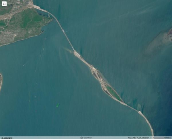 Пятна пленочных загрязнений обнаружили у Крымского моста  