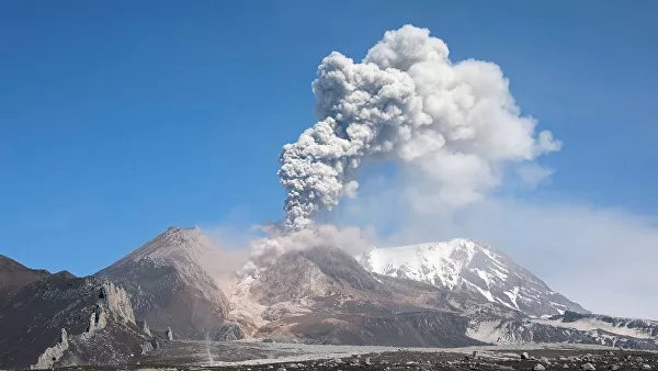 <br />
На Камчатке вулкан Шивелуч выбросил девятикилометровый столб пепла<br />
