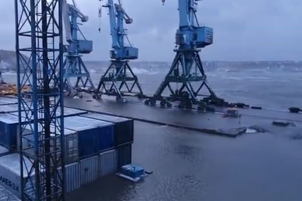 Главный грузовой порт Сахалина оказался под водой