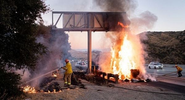 <br />
Массовая эвакуация проводится в Калифорнии из-за пожаров<br />

