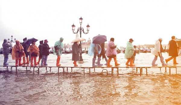Туристы в Венеции спасаются от потопа 